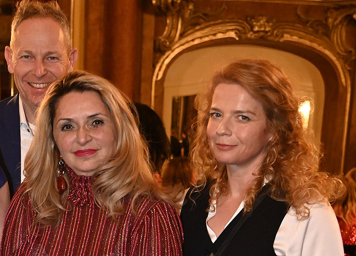 „Philis“-Boutique-Besitzerin Filiz Gräfin von Platen zu Hallermund, Schauspielerin Julia Uttendorfer am 26.02.2024 im Silbersaal des Deutschen Theater (©Foto: Martin Hangen)